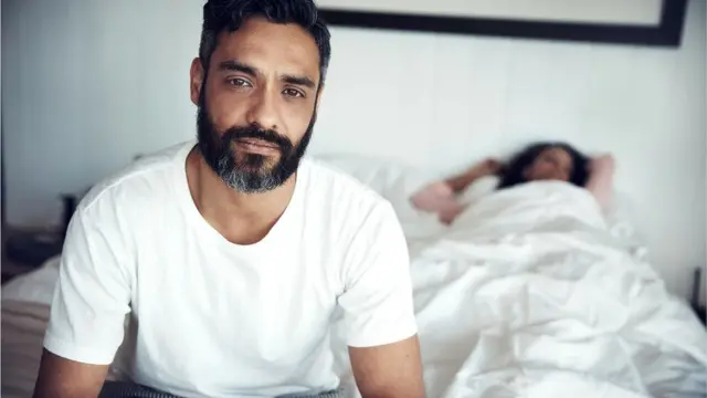 Мужчина на краю постели