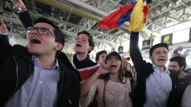 두케의 지지자들이 선거 결과가 발표되자 환호하고 있다