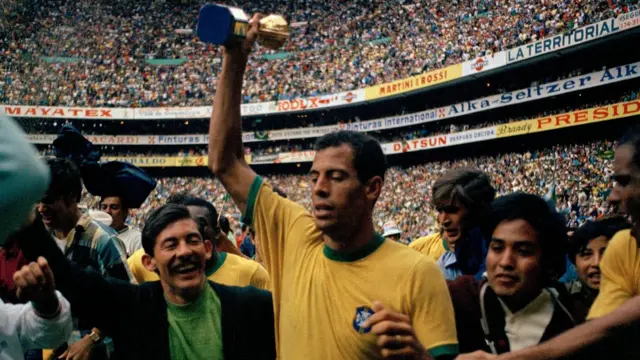 Carlos Alberto con la Copa del Mundo.