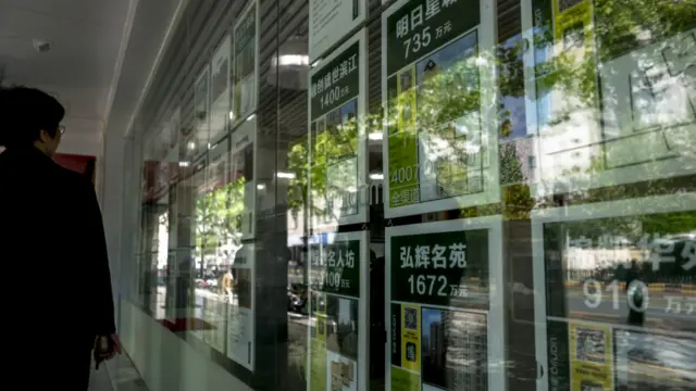 Una oficina de bienes raíces.