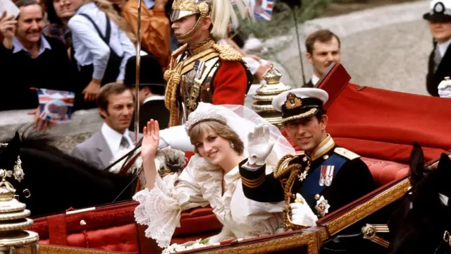 принц Чарльз и принцесса Диана в свадебной карете