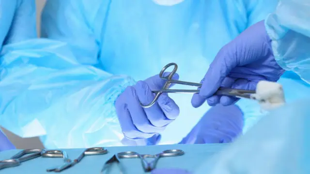 Equipo operando en pabellón