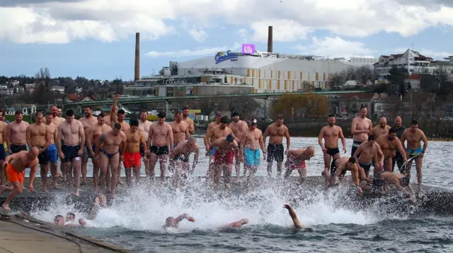 Trenutak pre nego što su učesnici uskočili u hladnu vodu.