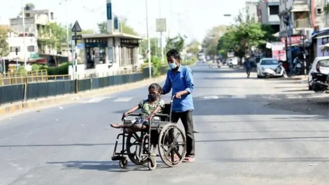 د هند لارې کوڅې د کورونا ویروس ضد مبارزې محدودیتونو له کبله له خلکو تشې دي