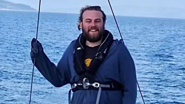 Euan Murray estávai de bet deposito minimopévai de bet deposito minimoum barco. Ele está sorrindo e o vento está jogando seu cabelo para trás. O mar está atrás dele