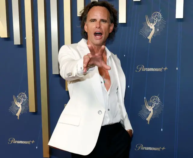 Zvezda filma „Beli lotos“ Volton Gogins u crnim pantalonama i belom sakou