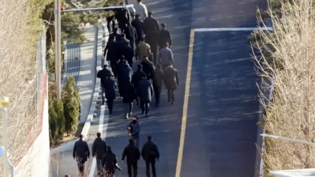 অন্তত আশি জন তদন্তকারী প্রেসিডেন্টের বাসভবনের মূল কম্পাউন্ডে প্রবেশ করেন।