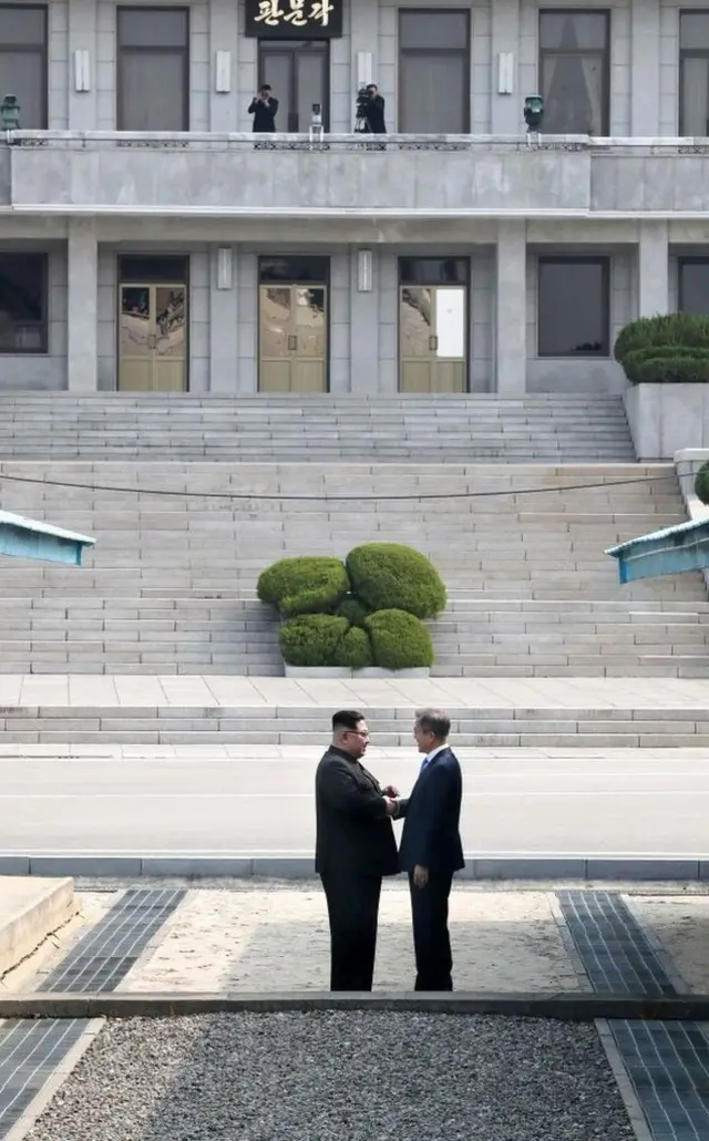 வட கொரிய அதிபர் கிம் ஜாங்-உன், தென் கொரிய தலைவர் முன் ஜே-இன்