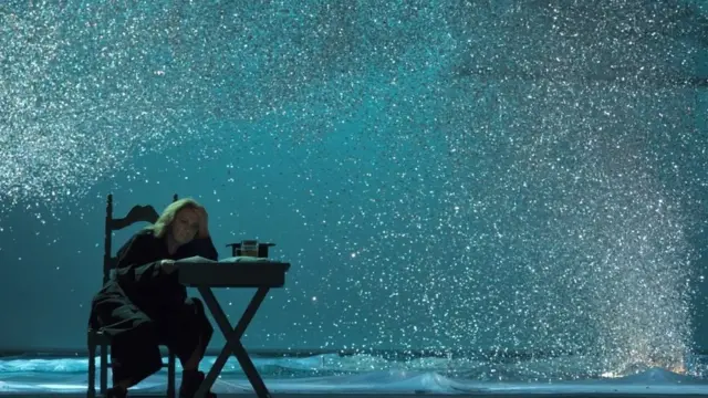 Спектакль "Старик и море". В главной и единственной роли - Алла Демидова