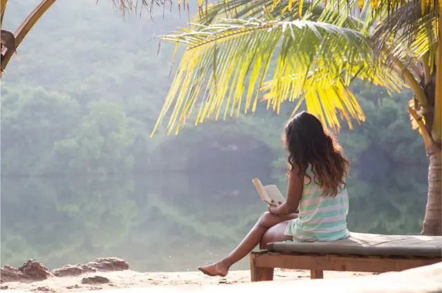 పుస్తకం చదువుతున్న యువతి