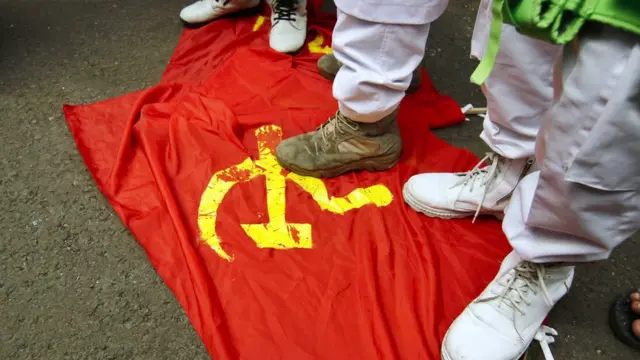 Anggoa FPI (Front Pembela Islam) menginjak kain berlambang palu-arit di Bandung pada 2016.