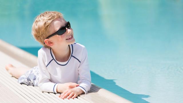 La ropa es la mejor opción para proteger a los niños del sol, dicen los expertos.