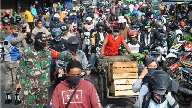 Anggota TNI AD bersama Satpol PP Kota Bogor mengatur arus lalu lintas di kawasan Pasar Anyar, Kota Bogor, Jawa Barat, Senin (18/05).