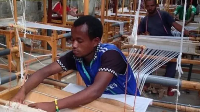 Un atelier de tissage traditionnel en Éthiopie, où les entreprises de prêt-à-porter Calvin Klein, Tommy Hilfiger et H&M se sont déployées.