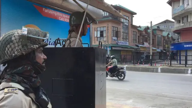 श्रीनगर में सूनी पड़ी सड़कें