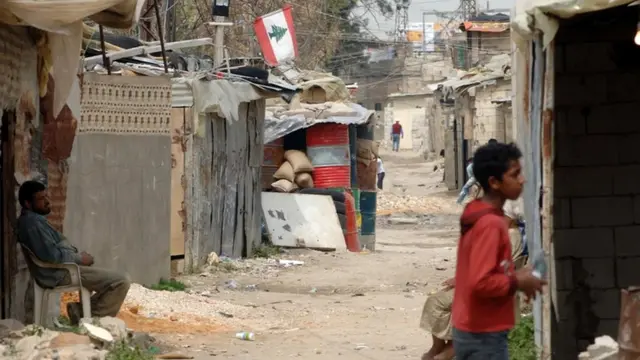 يقيم في المخيم نحو 61 ألف شخص، من بينهم ستة آلاف شخص فروا من الحرب الدائرة في سوريا