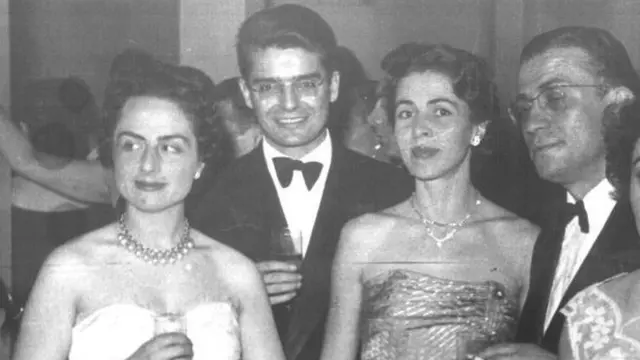 Nilüfer Yalçın Eski Dışişleri Bakanı Prof. Dr. Turan Güneş, eşi Nermin Güneş ve hemen solunda görülen Aydın Yalçın ile birlikte.