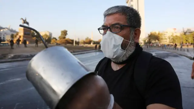 Hombre con una cacerola en Santiago de Chile