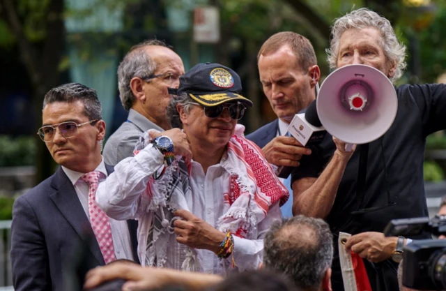 Petro estuvo acompañado en la protesta por el músico Roger Waters.