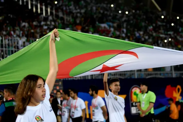 ''Le choix de cœur, c'est que ces joueurs-là sont attirés par le pays de leurs parents, c'est l'Algérie, la Côte d'Ivoire, le Sénégal. (…) C'est aussi une façon (…) de remercier un petit peu le bout d'Algérie, de Cameroun qui est en eux'', Claude Boli sociologue et historien du sport.