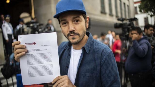 Diego Luna con un documento exigiendo seguridad sin guerra.