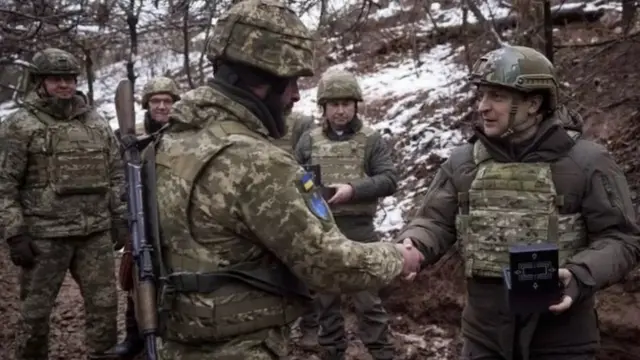 सैनिकों के साथ जेलेंस्की