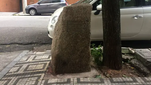 Pedra em homenagem a Marighella