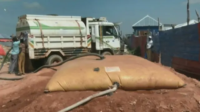 Dadka oo loogu dadaalayo in ay biyo nadiif ah helaan, si looga gaashaanto cudurada