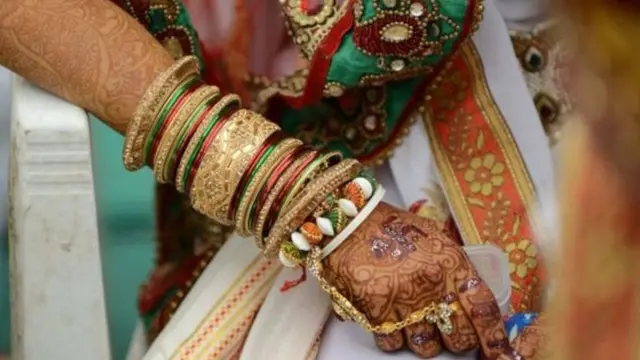 மணமேடையில் துணிச்சல் காட்டிய வீர மணப்பெண்கள்