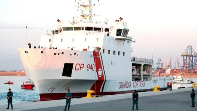 इटालियन कोस्ट गार्ड शिप 'डाटीलो'चं वेलेंसिया पोर्टमध्ये आगमन झालं.