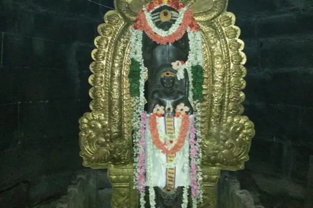 గుడిమల్లం దేవాలయంలో అలంకరించిన శివుడి విగ్రహం