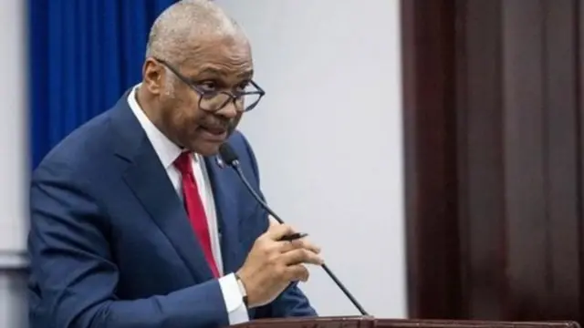 எரிபொருள் விலை ஏற்றம்: மக்கள் போராட்டத்தை அடுத்து பதவி விலகிய பிரதமர்