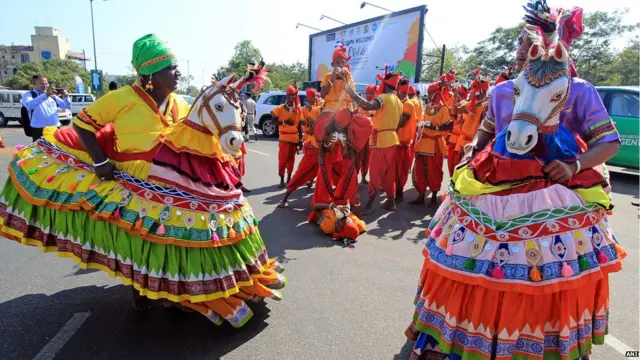 भुवनेश्वर में ट्रॉफ़ी के उद्घाटन के दौरान मनता जश्न