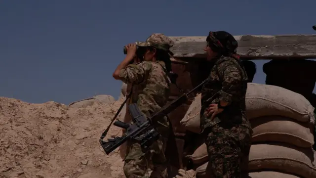 المقاتلة كردستان ومعها مقاتلة أخرى من وحدات حماية المرأة