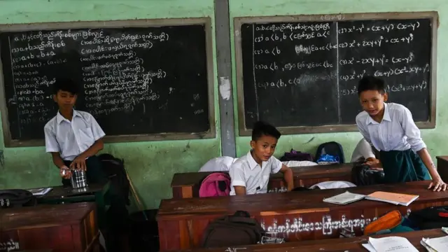 မတ်လကုန်အထိ တက်ရမယ့်အပေါ် သဘောမကျတဲ့ ကျောင်းသားမိဘအချို့လည်းရှိ
