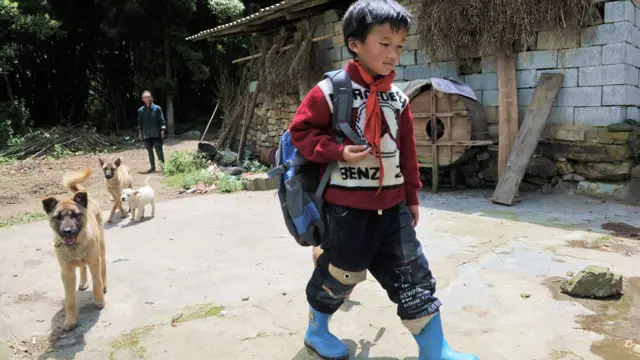 Garoto caminha num dos povoados rurais da provínciacashout pixbet o que éGuizhou