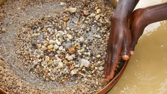 நிஜ கே.ஜி.எஃப் கதை: வைர சுரங்கங்களில் ஆப்ரிக்கர்கள் சுரண்டப்படுகிறார்களா?