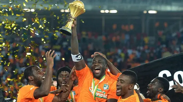 Yaya Touré soulevant la coupe d'Afrique des nations en 2015 en Guinée équatoriale.