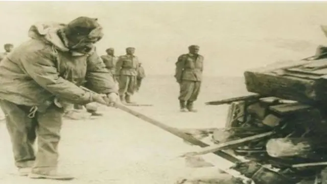 બ્રિગેડિયર ટી.એન. રૈનાએ પોતાના હાથે જવાનોની ચિતાને અગ્નિદાહ આપ્યો