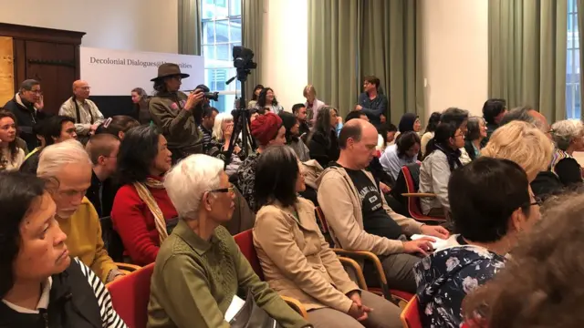 Eksil korban 1965 di Belanda menyaksikan tari Menari di atas Kuburan Massal