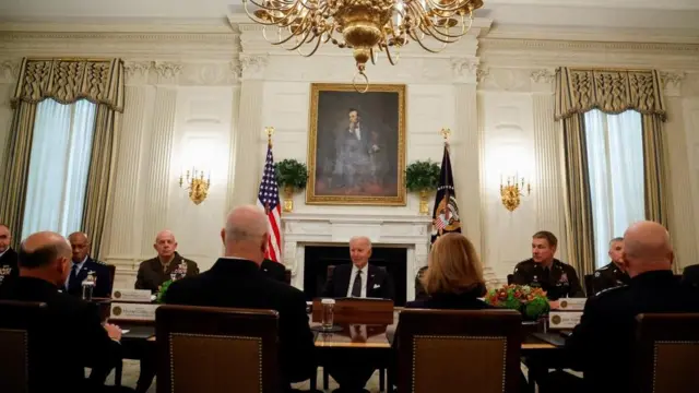 조 바이든 미국 대통령이 26일(현지시간) 미 워싱턴 백악관의 국무회의실에서 국방부 관계자들과 만나고 있다