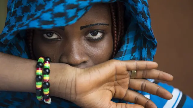 Scène de village avec portrait de la jeune femme Jeneine dans le village Akato Viepe de la tribu Ewe près de Lomé, au Togo.