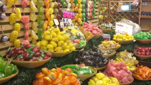 Các gian hàng với đủ màu sắc sặc sỡ