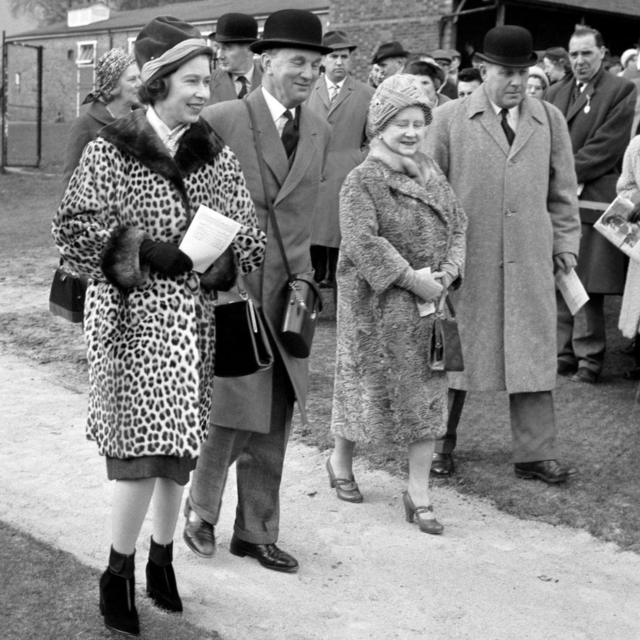 Rainha Elizabeth 2ª (à esquerda) vestindo um casaco de pele de leopardo em uma corrida em Sandown Park