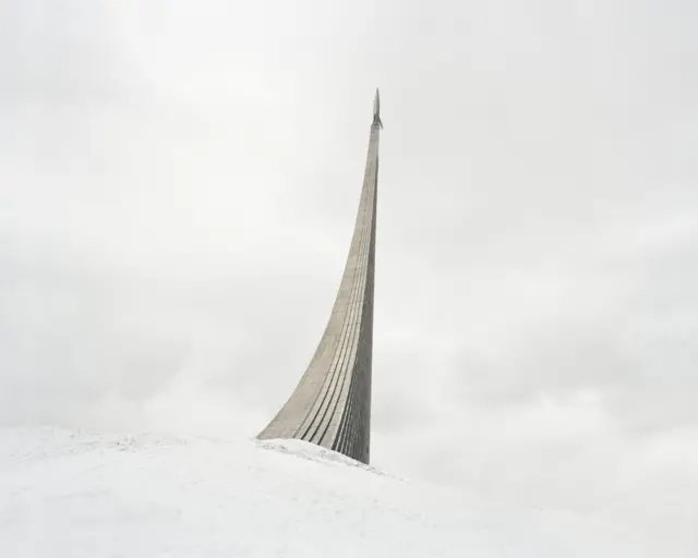 "Заброшенные территории": памятник покорителям космоса.