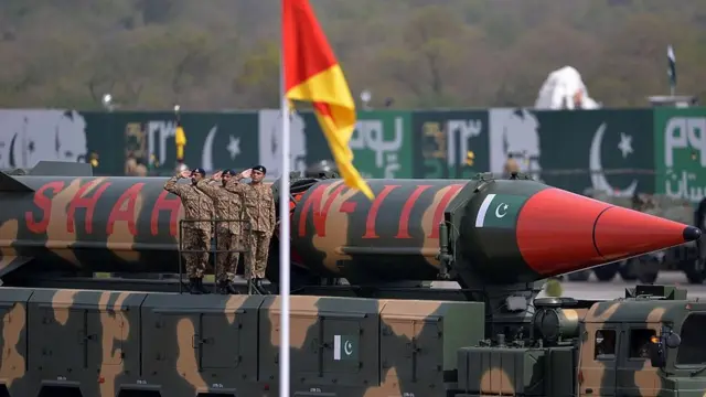 Pakistan के घातक हथियार, जिनका तोड़ भारत के पास नहीं! 9 पाकिस्तान को ताक़तवर बनाने वाली 11 मिसाइलें - Bbc News हिंदी