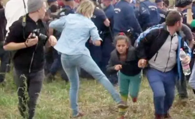 پترا لازلو، خبرنگاری که برای مهاجران در حال فرار جفتپا گرفته بود، از شبکه تلویزیونی مرتبط با یوبیک اخراج شد