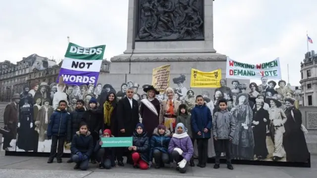 Турысты и жители Лондона пригодят посмотреть на фигуры с изображением суфражисток на Трафальгарской площади