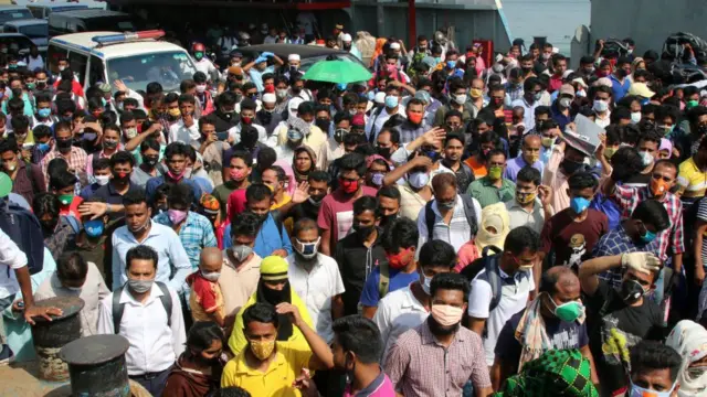 লকডাউনের মধ্যেই ফেরিঘাটে ঢাকামুখী মানুষের ভিড়।