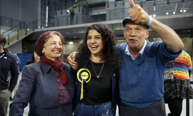 روزا مع والديها أثناء الاحتفال بفوزها